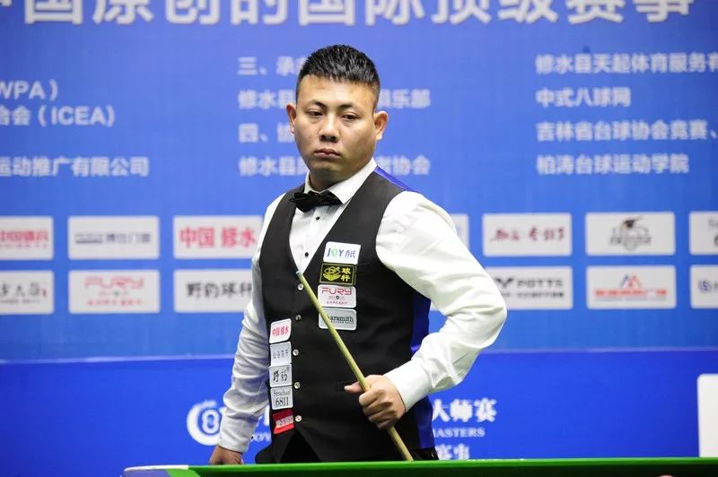 库里大战裁判！3次明显犯规不吹还半场32分，就要带队第五干詹皇.