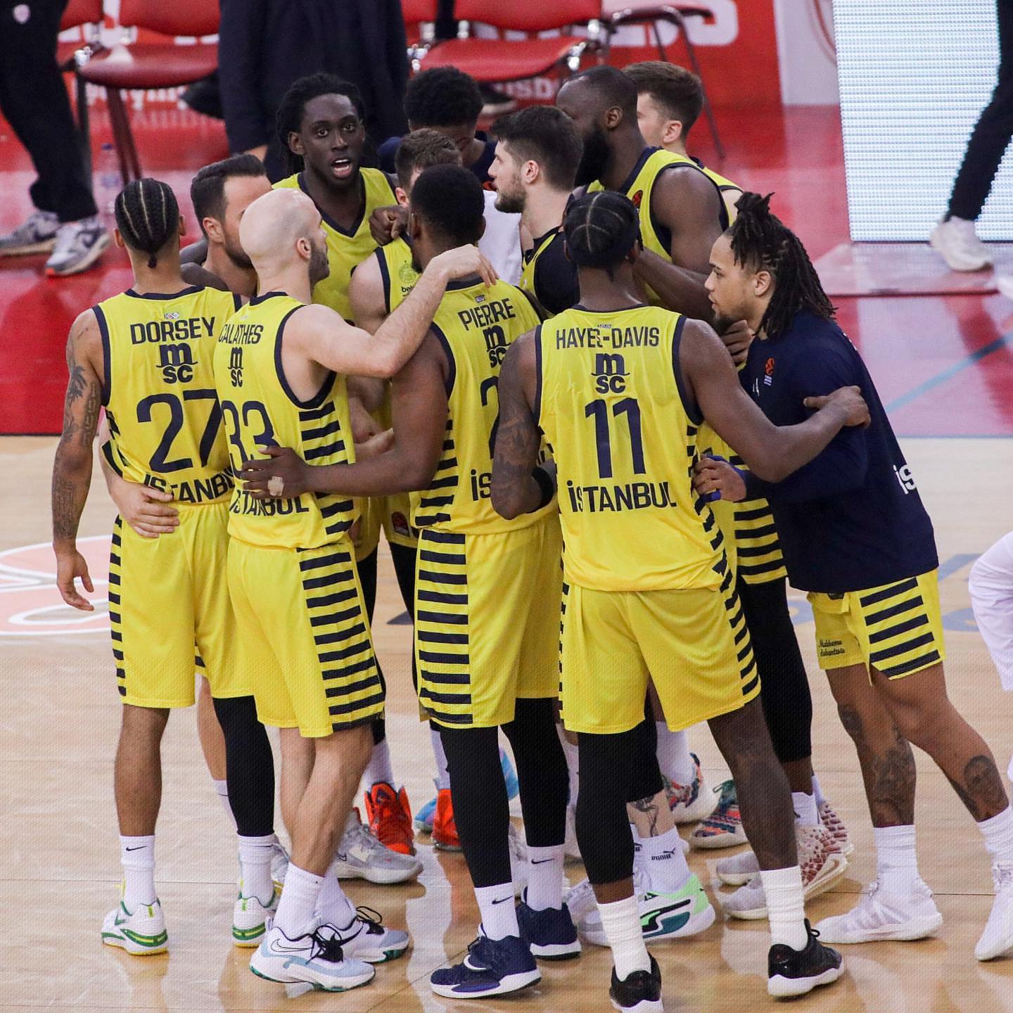 肚子略大，球迷质疑姆伯莫身体状态，随后阿莫林给予后者支持